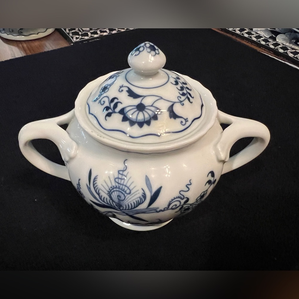 Vintage Blue Danube China Sugar Bowl Server. Approx 6.5” x 4.5” with 2.75” lid.